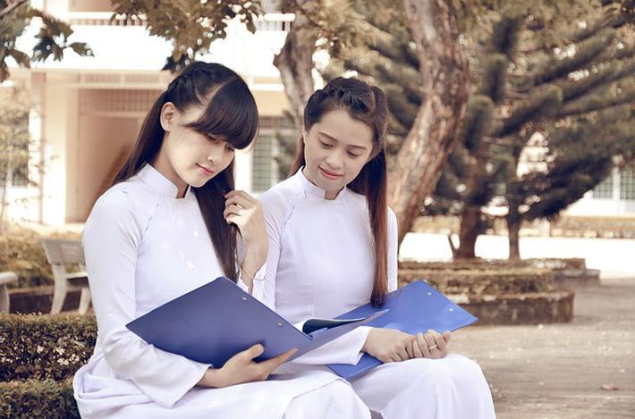 卫衣和黑色丝袜混搭适合哪个年龄段的女生？游戏画面